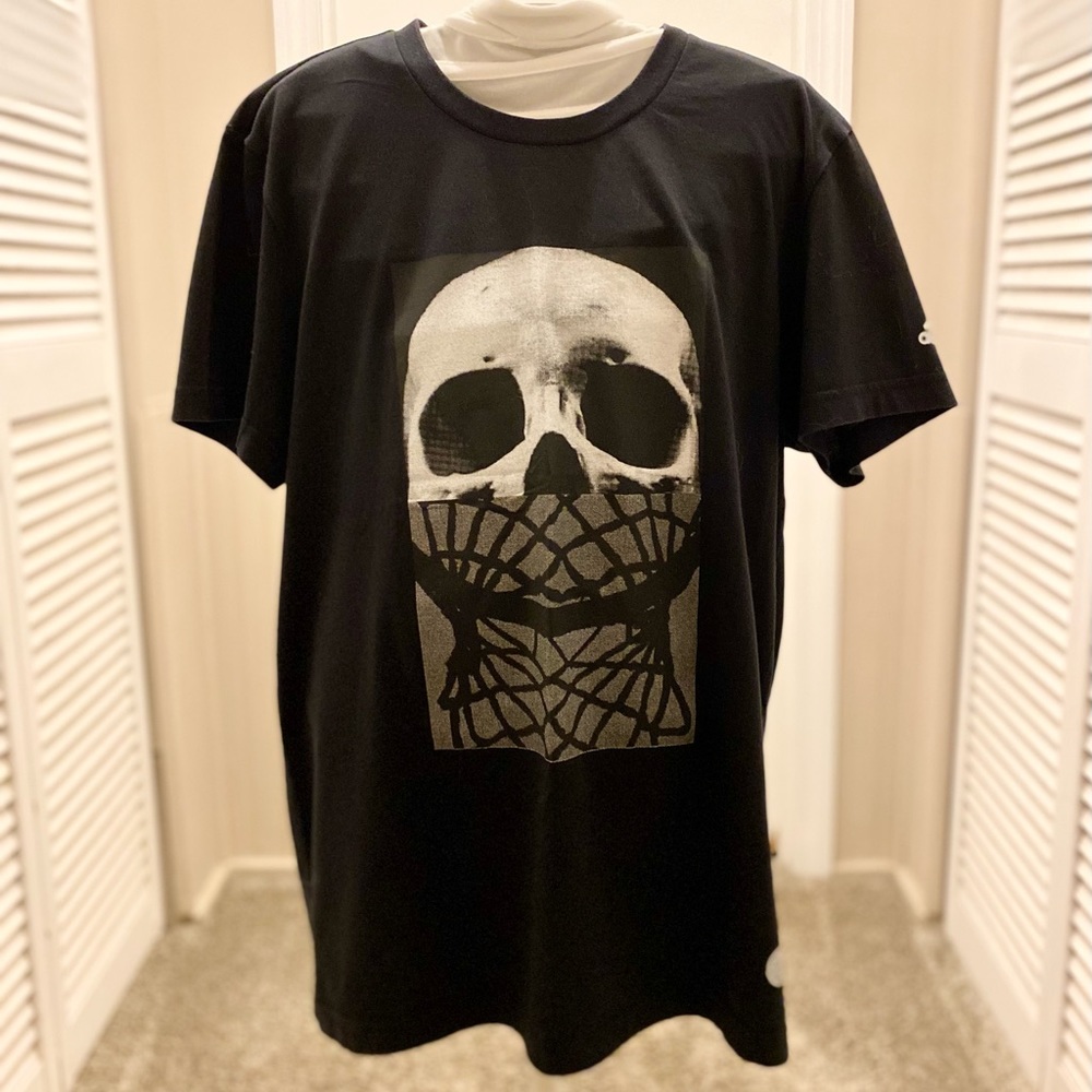 Men’s Size Medium Adidas Skull basketball t-shirt